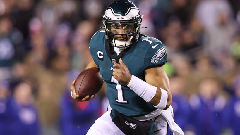 Jalen Hurts rushes the ball versus the Giants.
