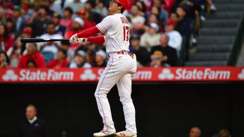 Shohei Ohtani watching home run