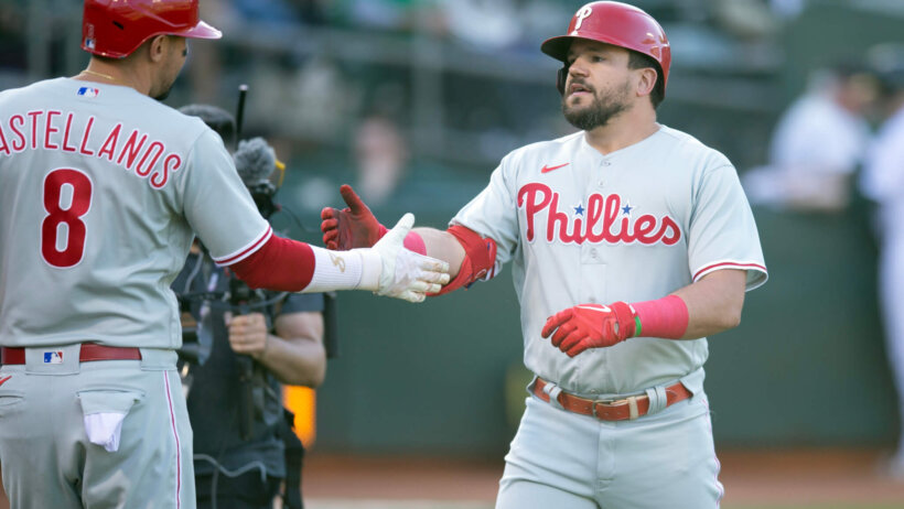 Kyle Schwarber celebrates with Nick Castellanos after hitting HR.