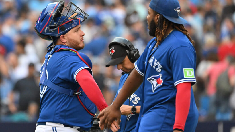 Alejandro Kirk and Vladimir Guerrero Jr. celebration.