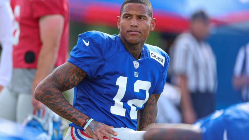 New York Giants tight end Darren Waller on the sideline