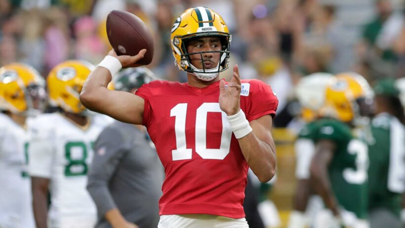 Jordan Love throwing pass in practice