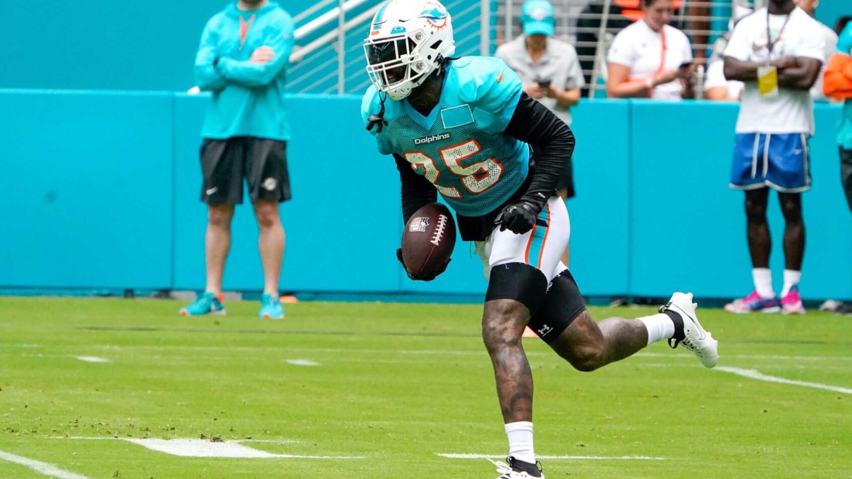Miami Dolphins cornerback Xavien Howard (thumb) is questionable for the SNF game against the New England Patriots