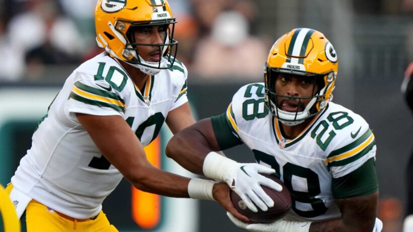 Green Bay Packers QB Jordan Love handing off to AJ Dillon