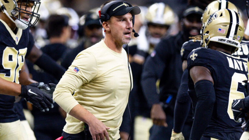 Dennis Allen talks to his team during a preseason game.