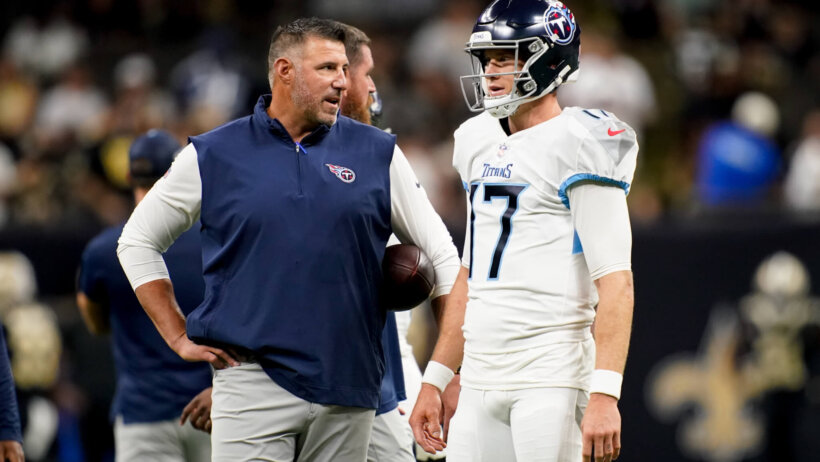 Mike Vrabel talks with Ryan Tannehill.