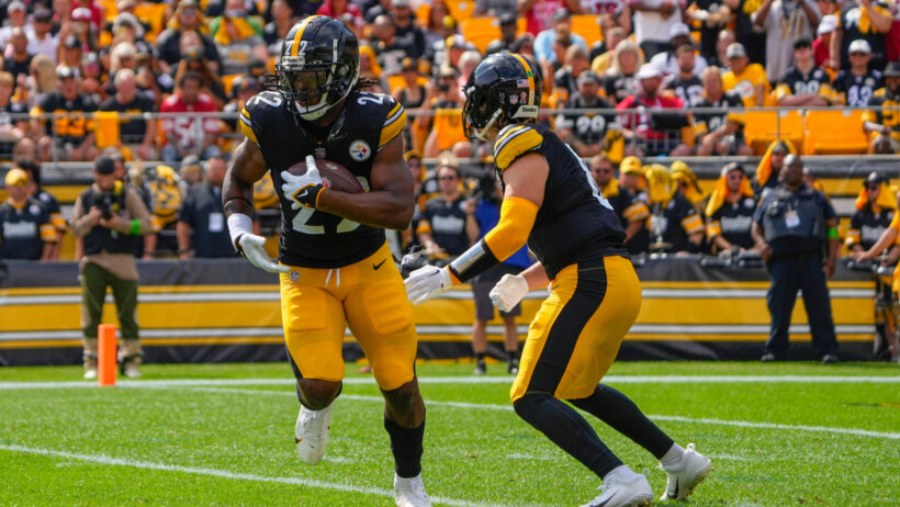Pittsburgh Steelers running back Najee Harris (22) runs with the ball against the San Francisco 49ers during the second half at Acrisure Stadium.