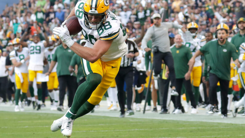 Green Bay Packers tight end Luke Musgrave (88) is wide open for a long reception