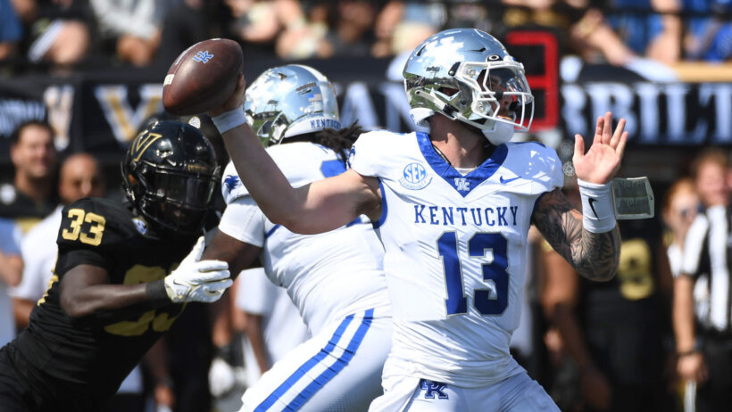Kentucky Wildcats quarterback Devin Leary (13).