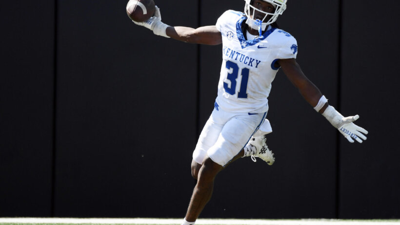 Maxwell Hairston and the unranked Kentucky Wildcats are 1.5-point home favorites over #22 Florida