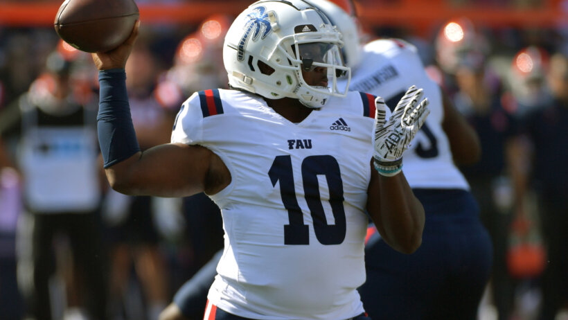 Florida Atlantic Owls quarterback Daniel Richardson passes