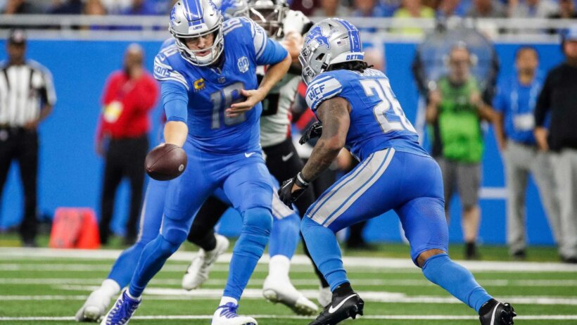 Lions RB Jahmyr Gibbs gets the handoff.