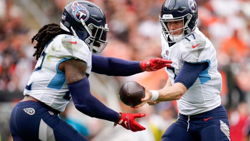 Tennessee Titans quarterback Ryan Tannehill (17) hands off to running back Derrick Henry (22)