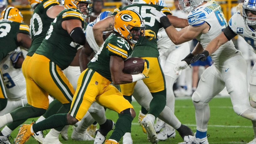 Green Bay Packers running back Aaron Jones (33) runs for a short gain
