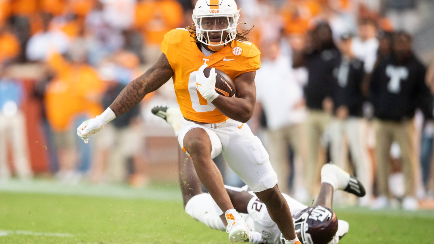 Tennessee running back Jaylen Wright runs the ball
