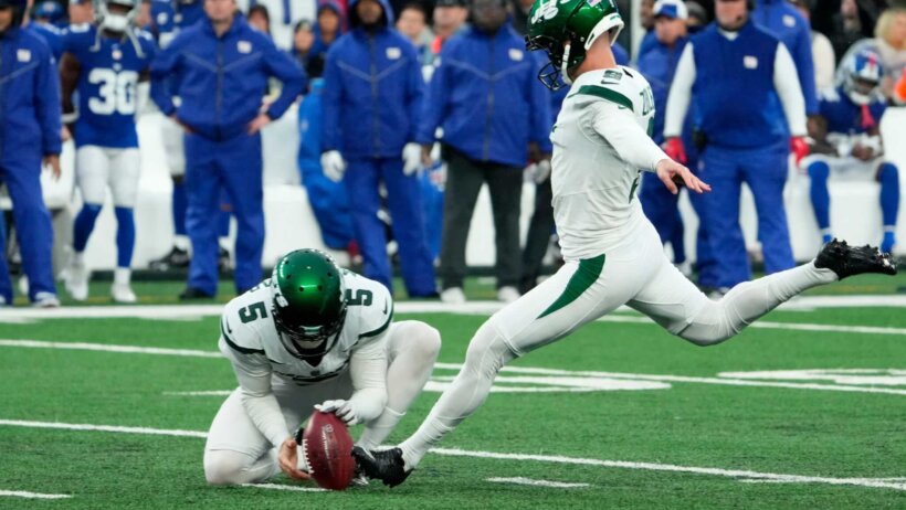 New York Jets place kicker Greg Zuerlein (9) kicks a field goal in overtime to give the Jets a 13-10 victory.