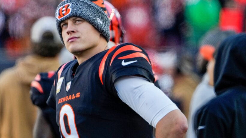 Cincinnati Bengals QB Joe Burrow on sidelines looking up at scoreboard