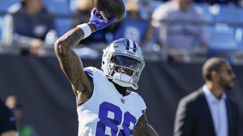 Dallas Cowboys wide receiver CeeDee Lamb (88) makes a one handed catch