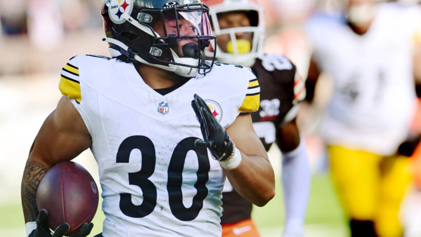 Pittsburgh Steelers running back Jaylen Warren (30) runs with the ball