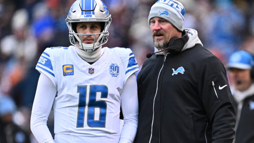 Detroit Lions head coach Dan Campbell talks with quarterback Jared Goff (16) in the first half against the Chicago