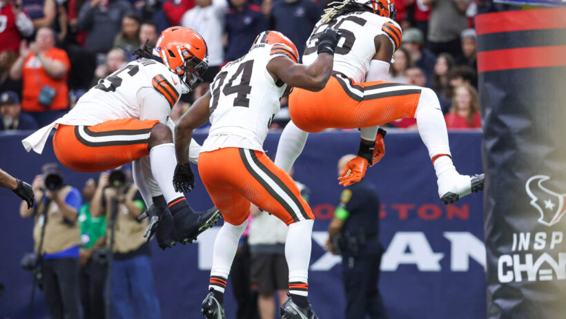 Cleveland Browns tight end David Njoku (85) celebrates with teammates after scoring a touchdown