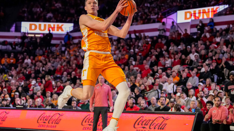 Tennessee Volunteers guard Dalton Knecht goes for a lay-up