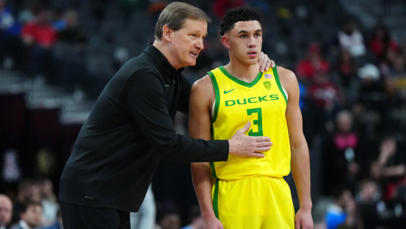 Oregon Ducks head coach Dana Altman talks with guard Jackson Shelstad
