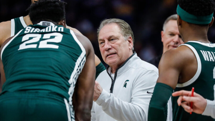 Tom Izzo coaching the MSU Spartans during a timeout.