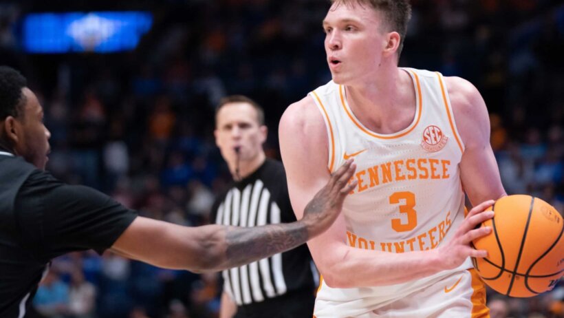 Tennessee Volunteers guard Dalton Knecht holding the ball