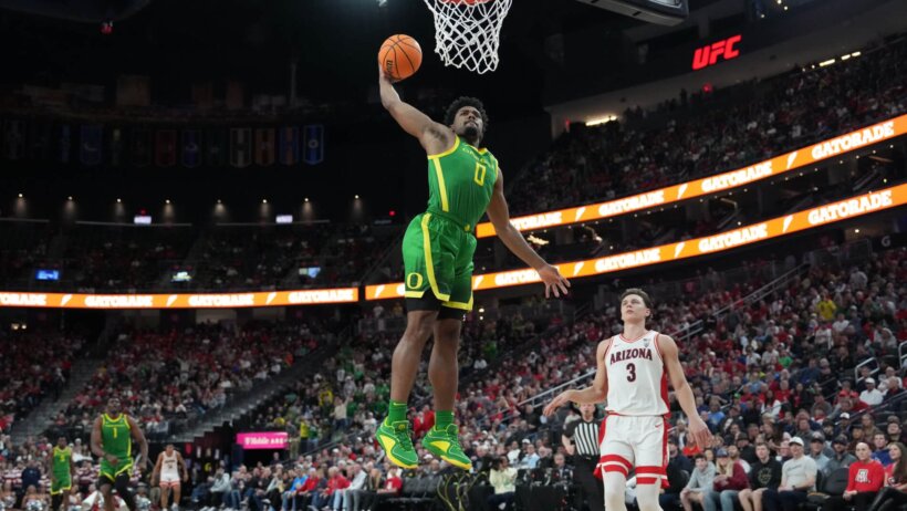 Oregon Ducks guard Kario Oquendo attempts a dunk while Arizona Wildcats Pelle Larsson watches.