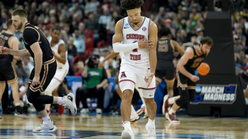 Alabama Crimson Tide guard Mark Sears gesturing after a three-pointer