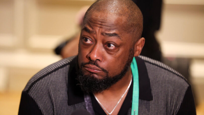 Steelers head coach Mike Tomlin with a concerned look on his face