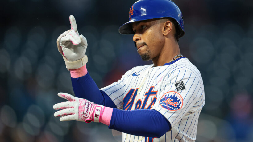 New York Mets shortstop Francisco Lindor pointing upward.