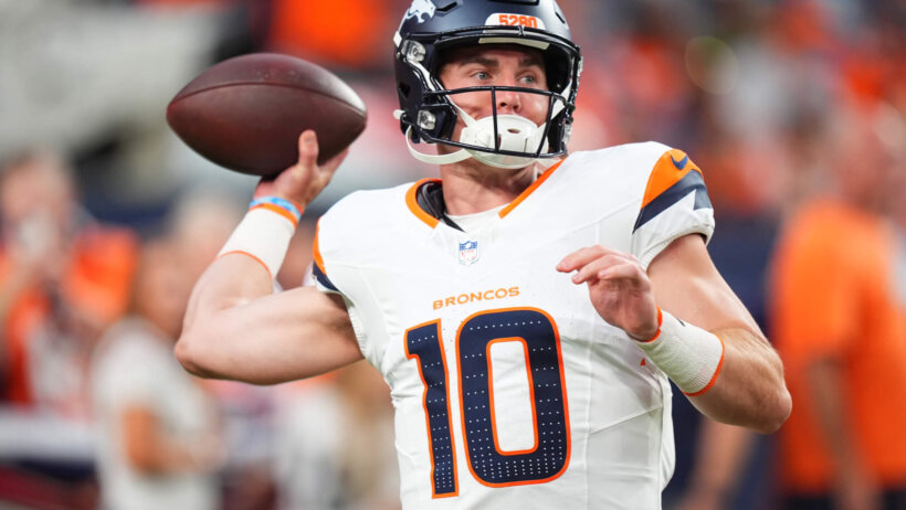 Bo Nix throwing a pass