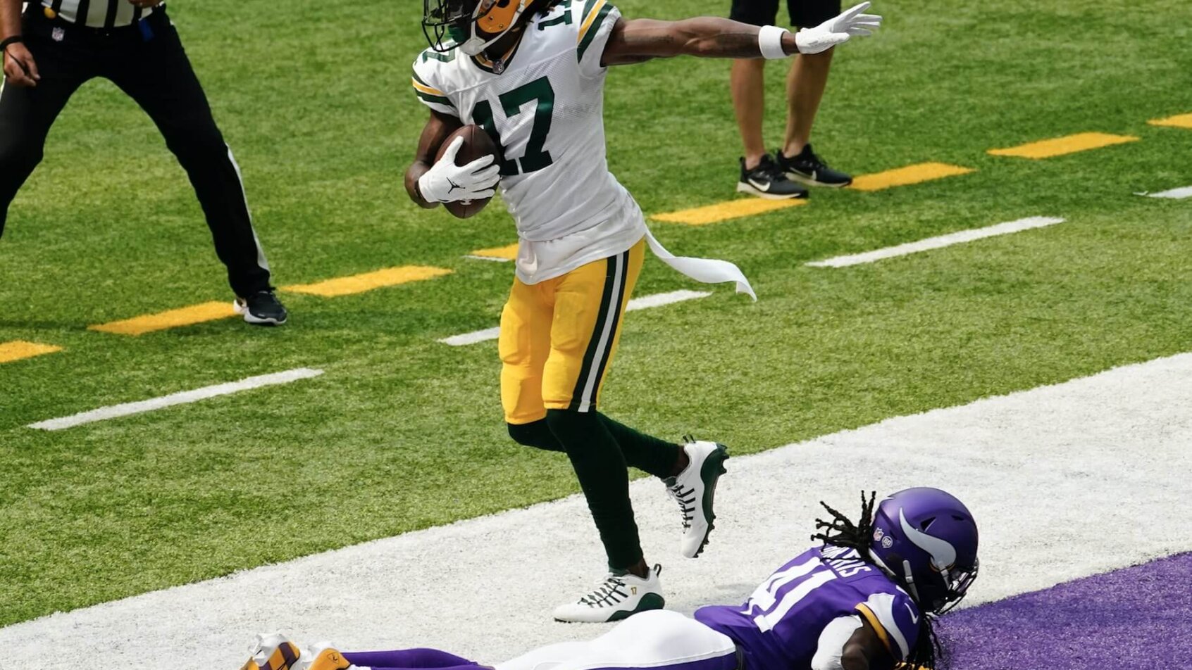 Davante Adams hauling in a touchdown