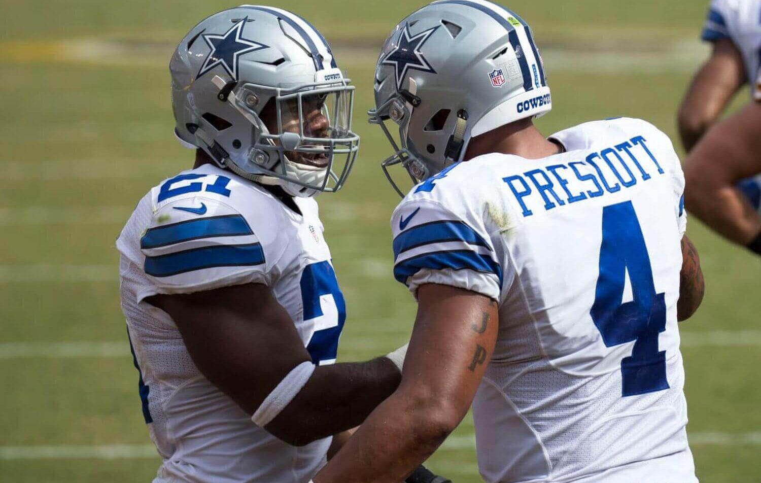 Dak Prescott and Ezekiel Elliott confer.