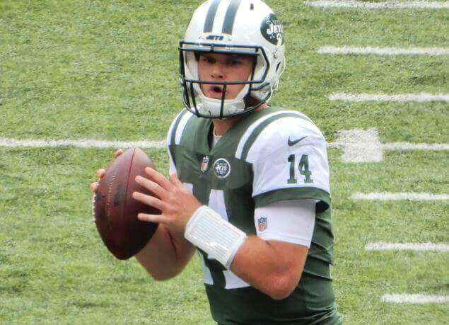 Sam Darnold back to pass