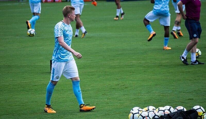 Kevin de Bruyne warming up with Man City