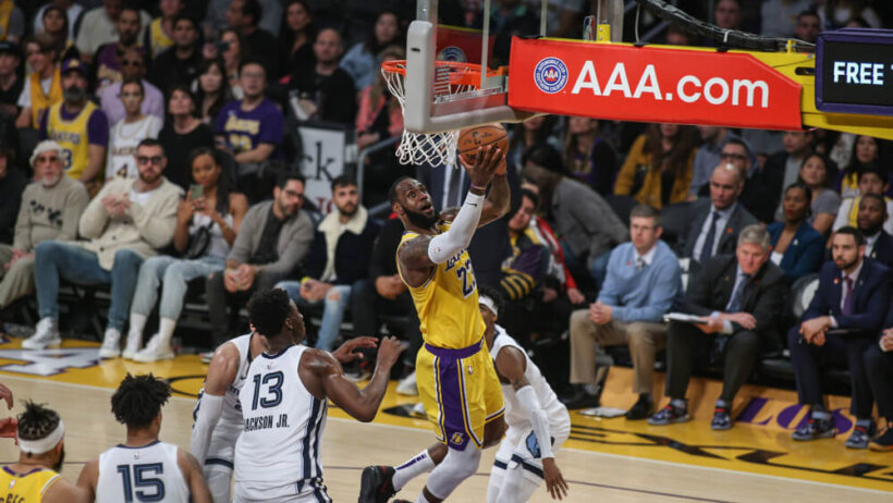 LeBron drives to the rim