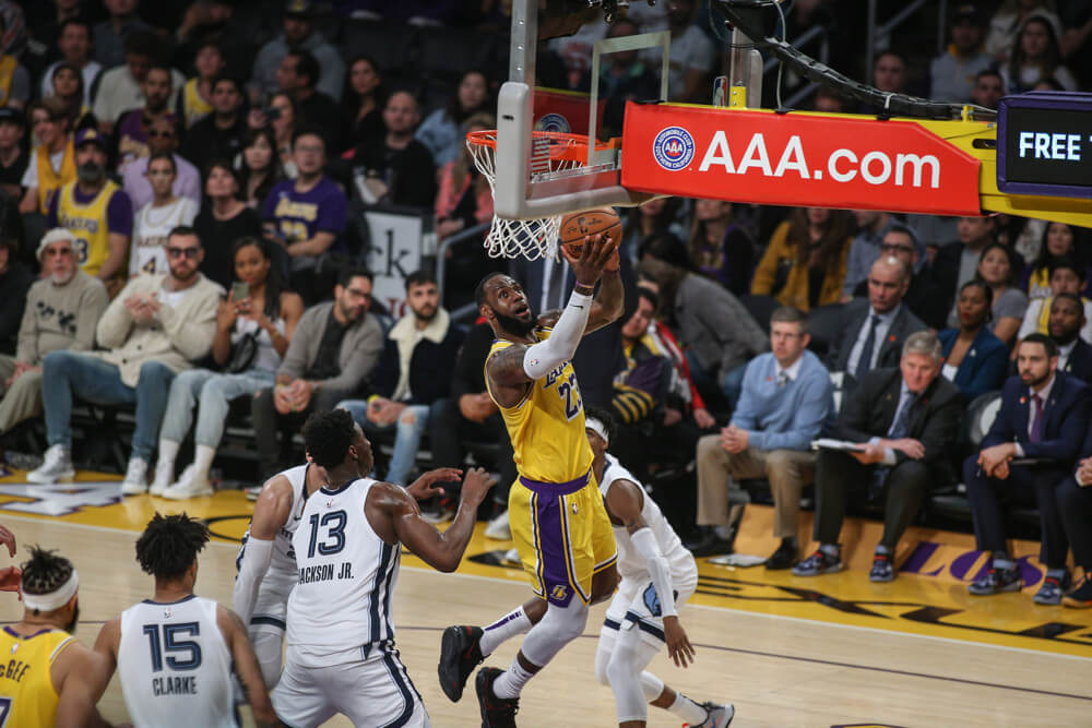 LeBron drives to the rim