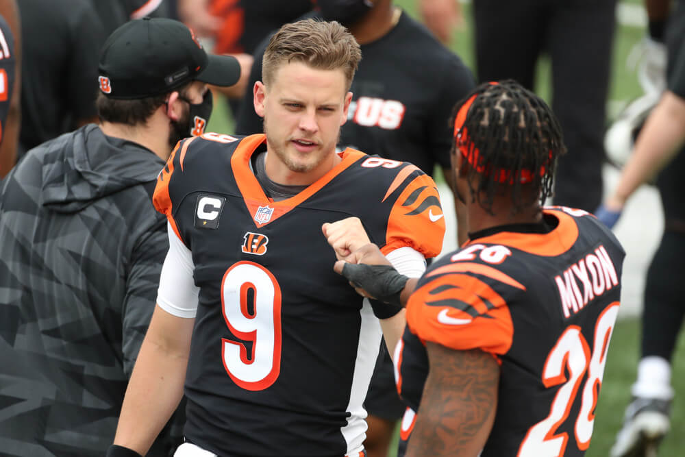 Joe Burrow talks to Mixon