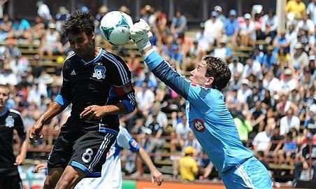 Chris Wondolowski heads ball