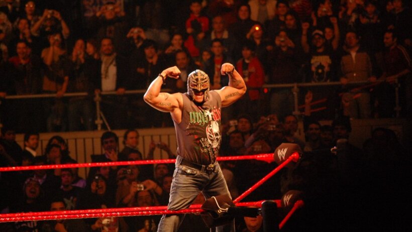Rey Mysterio flexing