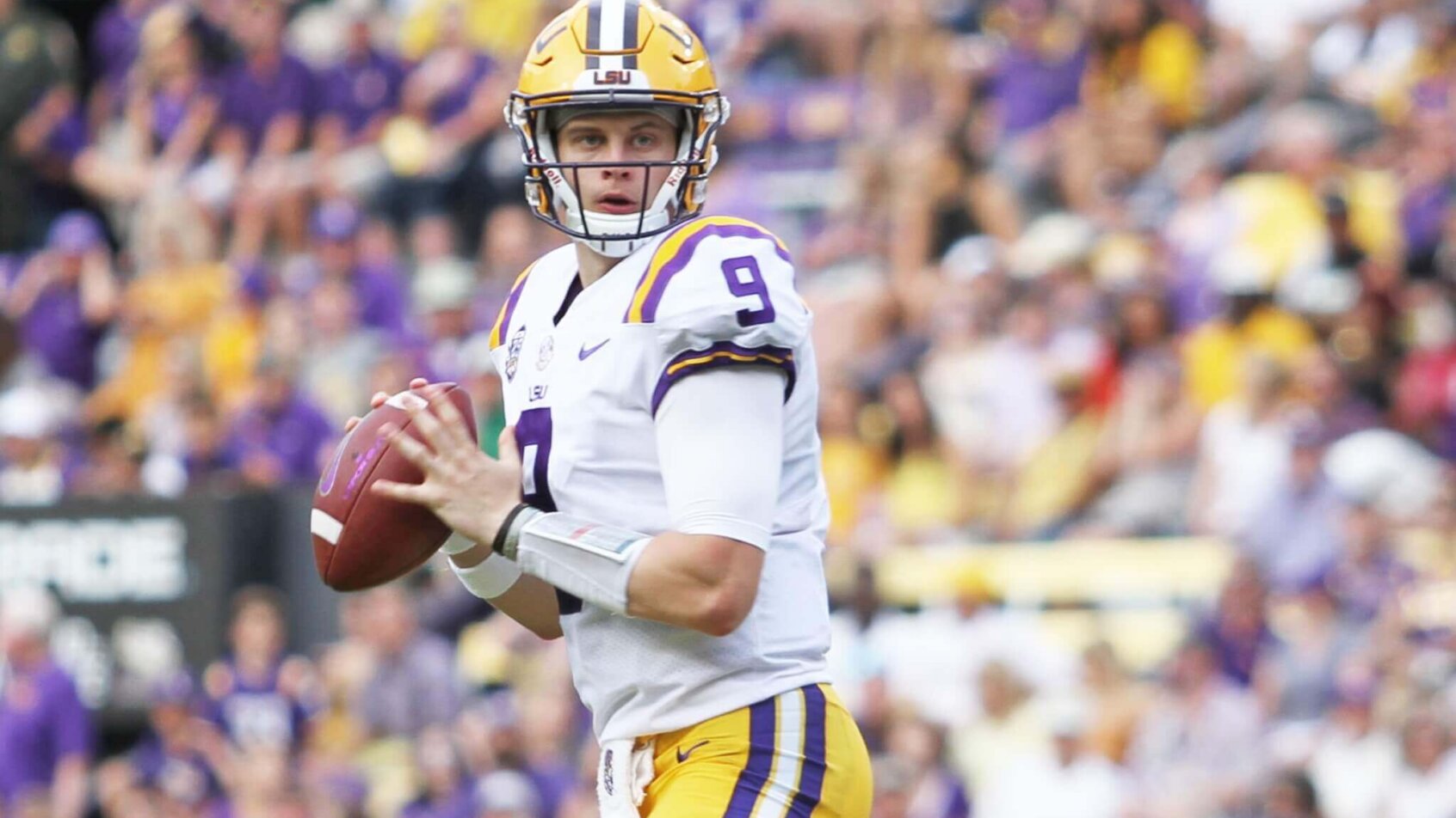 Joe Burrow dropping back to pass