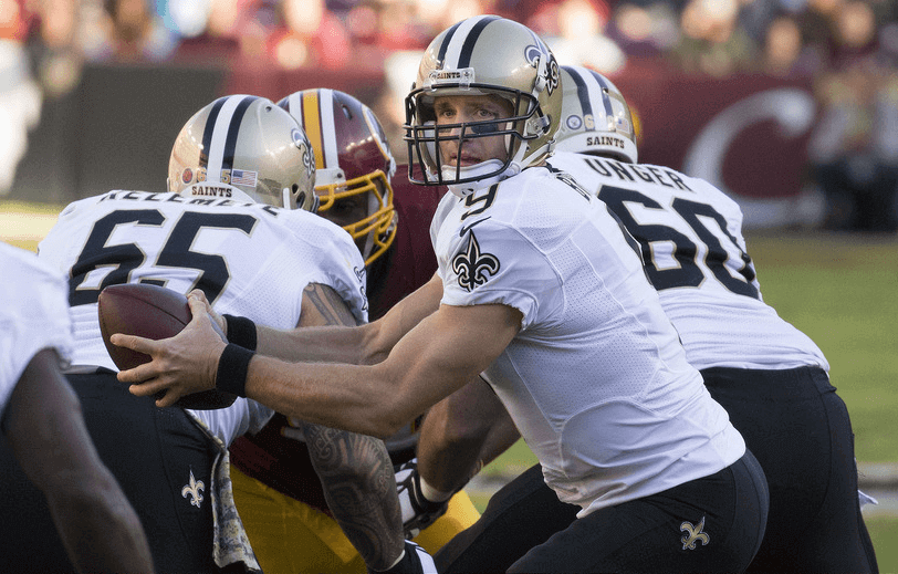 Drew Brees handing off