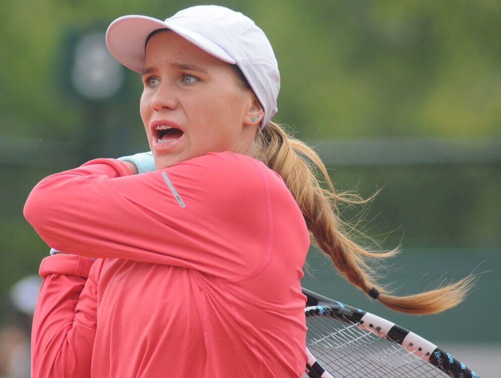 Sofia Kenin hits a return
