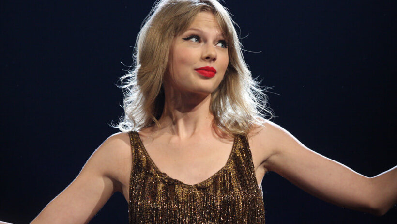 Taylor Swift performing live