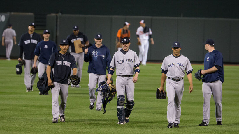 Yankees players walking from the bullpen