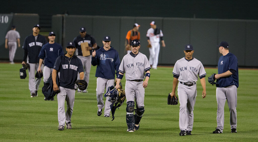 Yankees players walking from the bullpen