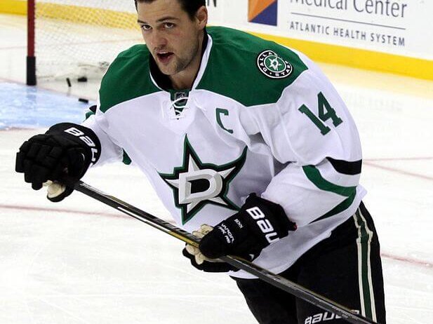 Jamie Benn warming up